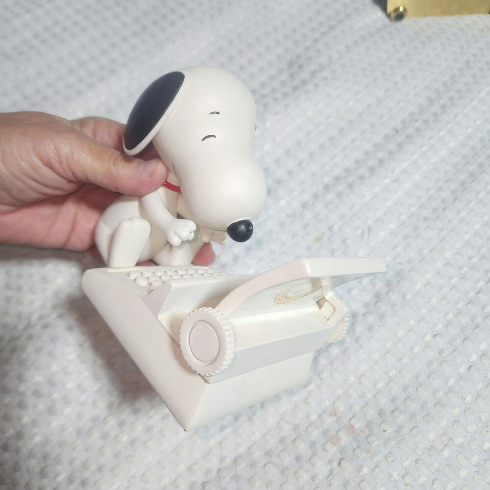 HALLMARK PEANUTS SNOOPY AT TYPEWRITER COLLECTIBLE CELL PHONE HOLDER